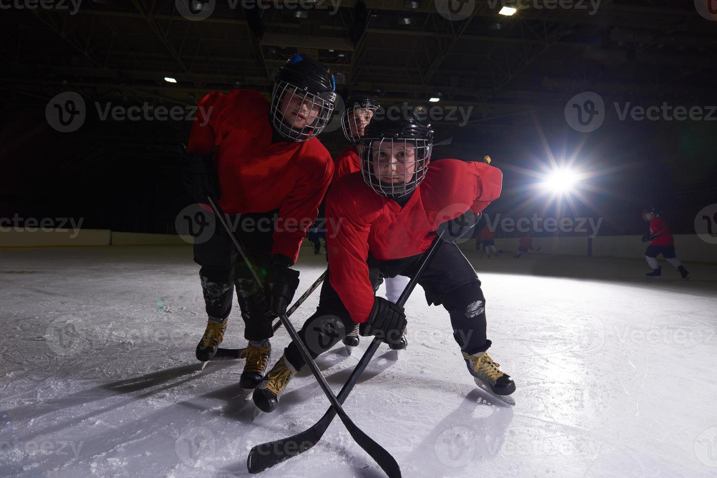 glückliche kindergruppe hockeymannschaft sportspieler foto
