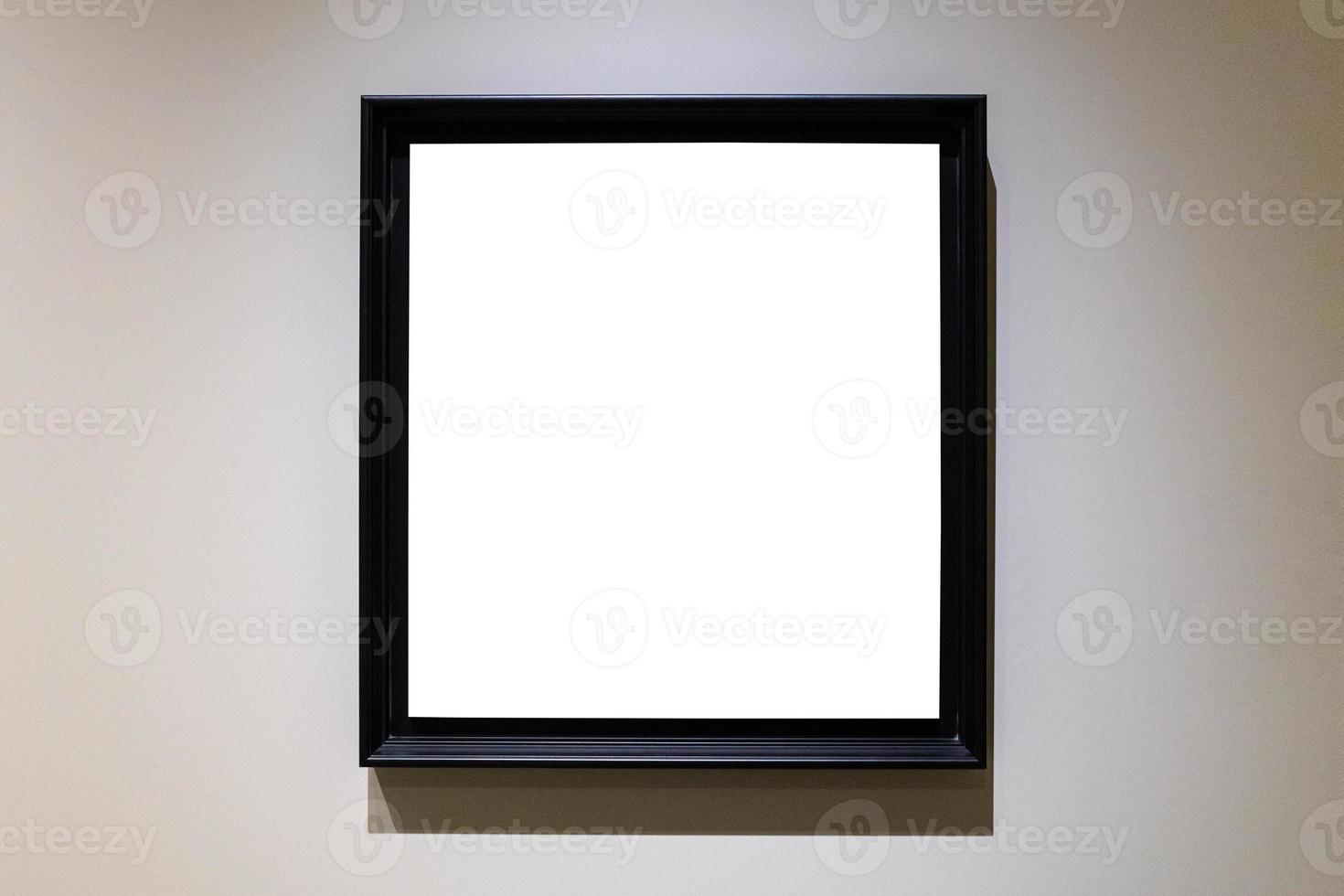 quadratischer schwarzer bilderrahmen auf grauer horizontaler wand foto