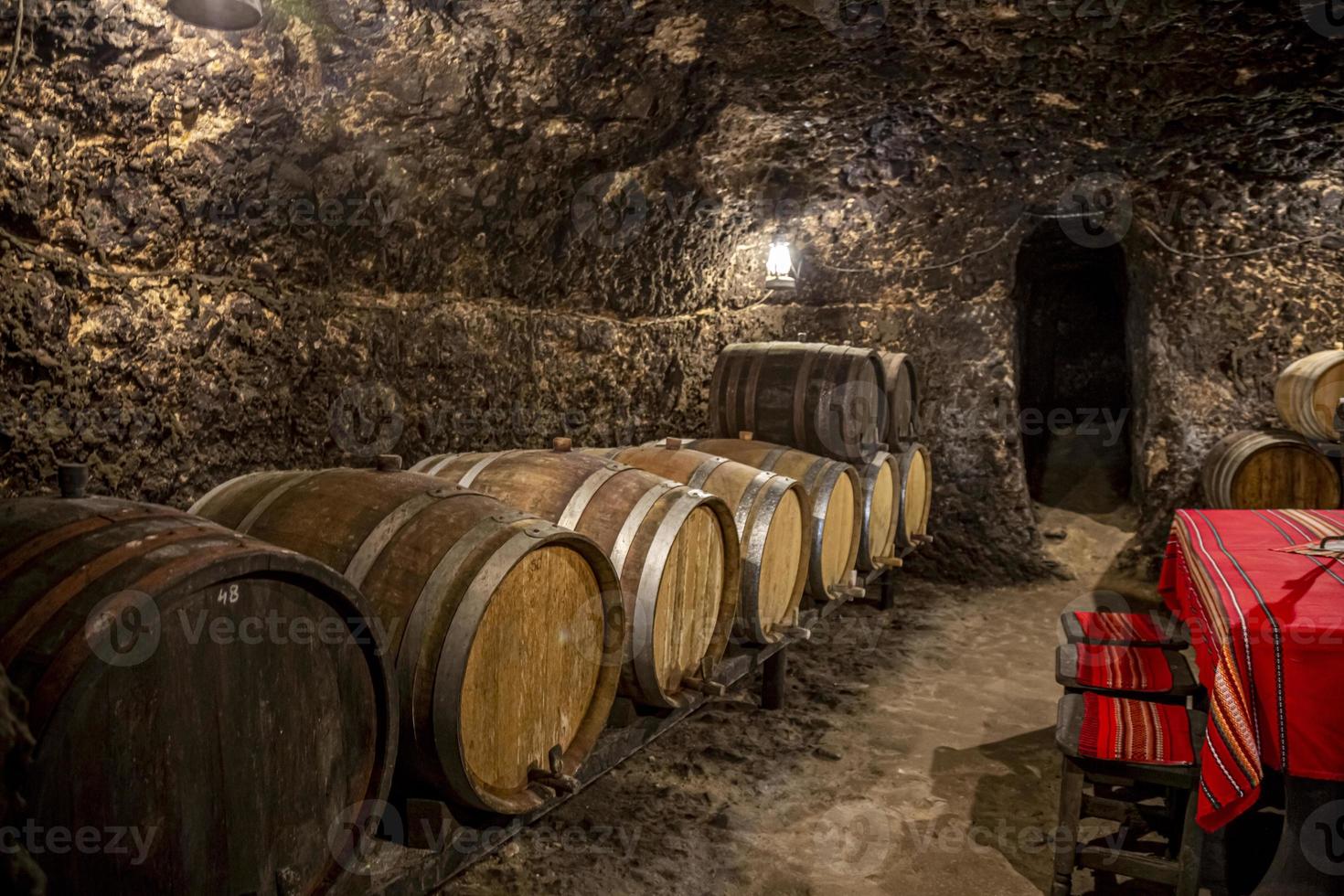 Weinkeller-Interieur mit großen Holzfässern in Bulgarien. foto