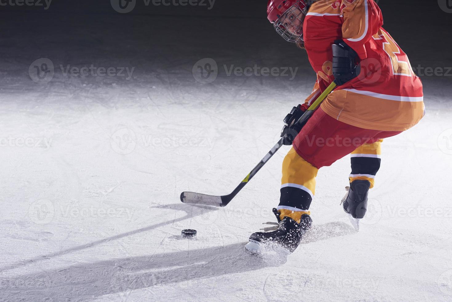 Teenager-Eishockeyspieler in Aktion foto