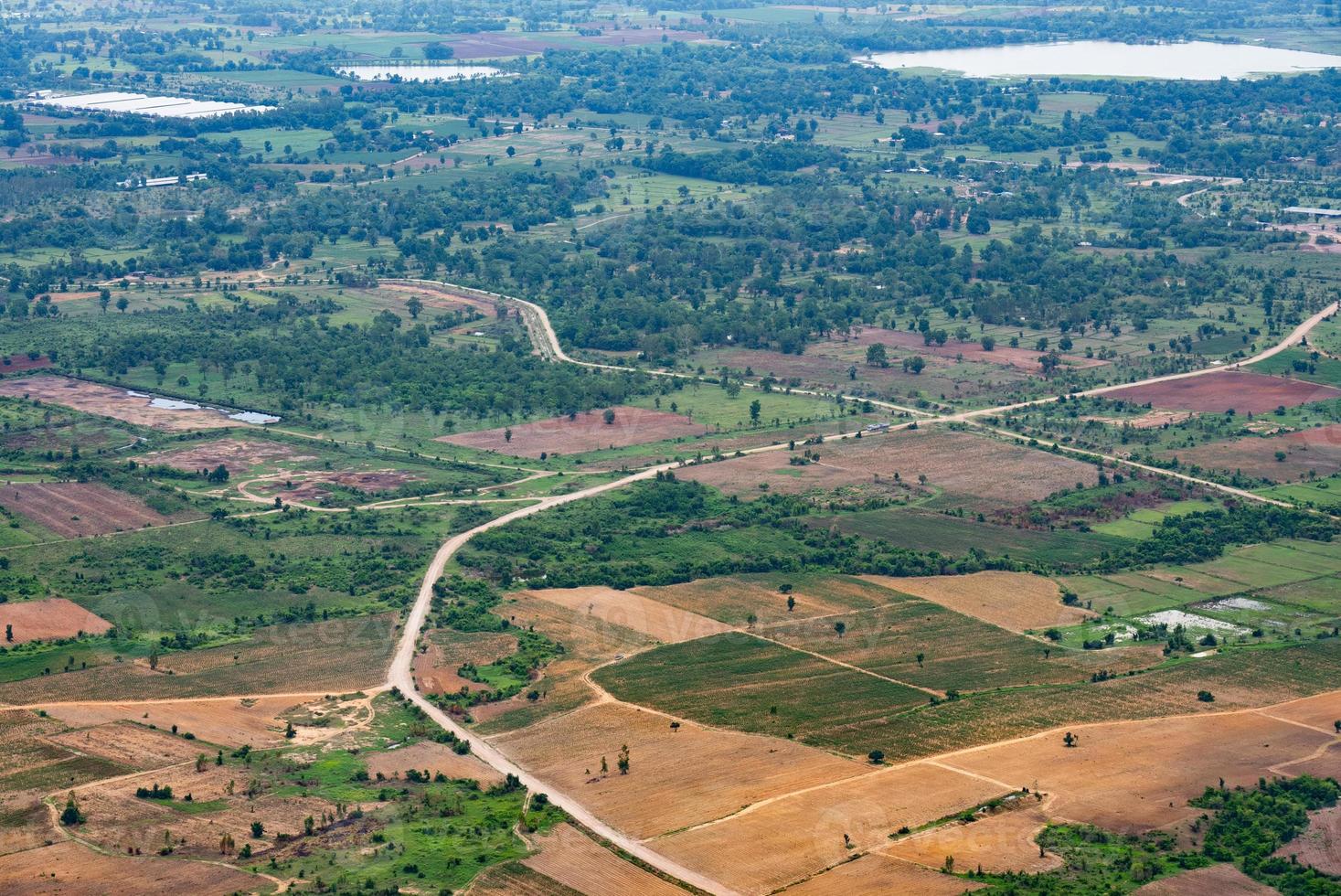 geländelandschaft im ländlichen gebiet von thailand aus der hohen winkelansicht foto