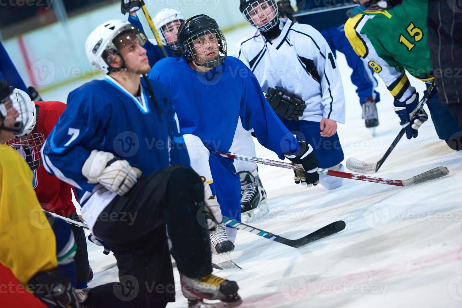 Mannschaftsbesprechung der Eishockeyspieler mit Trainer foto