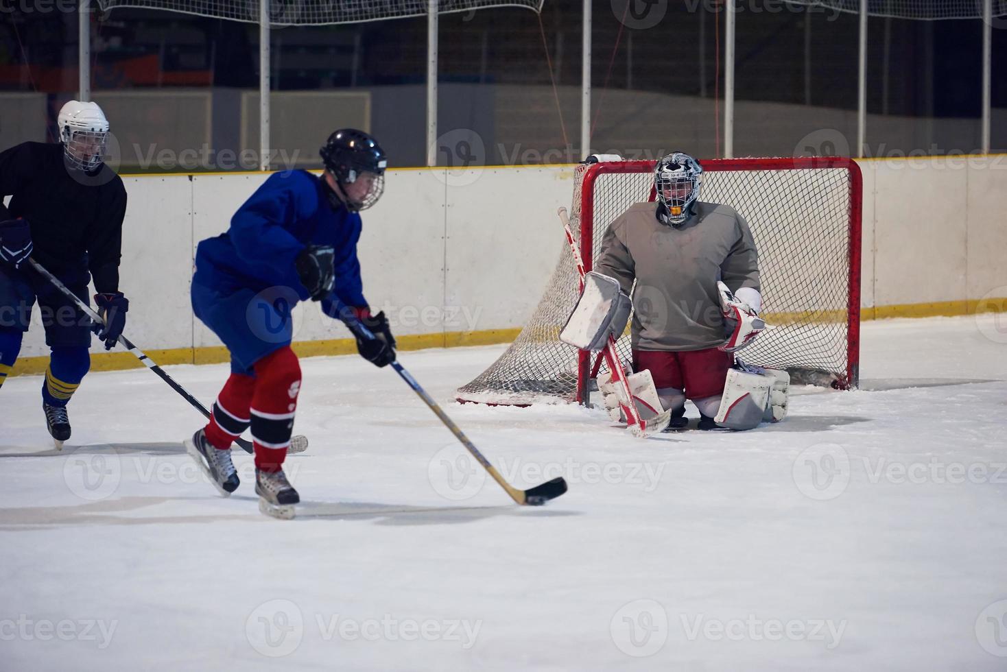 Mannschaftsbesprechung der Eishockeyspieler mit Trainer foto