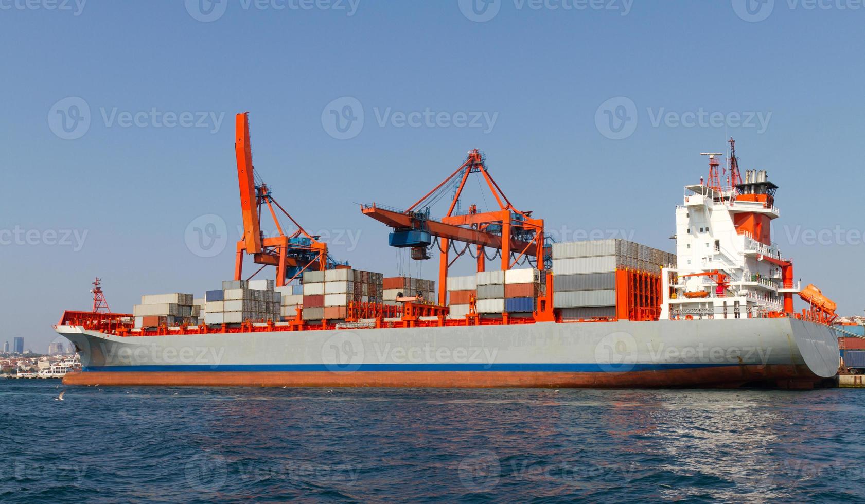 Containerschiff im Hafen foto