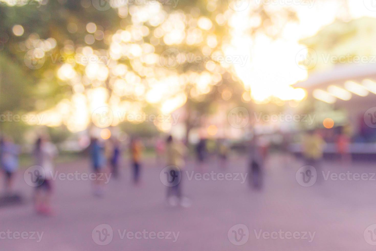 Aerobic-Tanz im Park im Morgenlicht foto