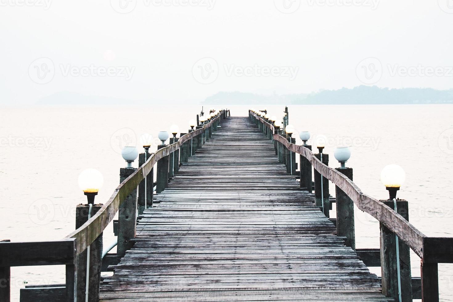 ein Holzsteg, der sich ins Meer erstreckt. Urlaubsreisekonzept foto