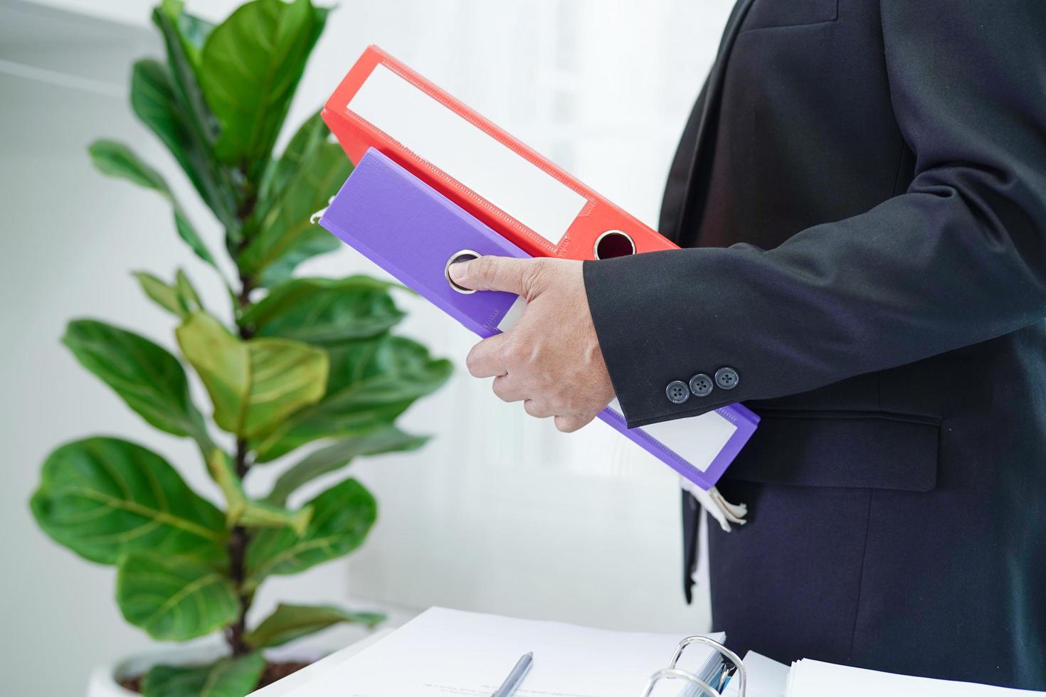 Geschäftsfrau, die damit beschäftigt ist, mit Dokumenten im Büro zu arbeiten. foto