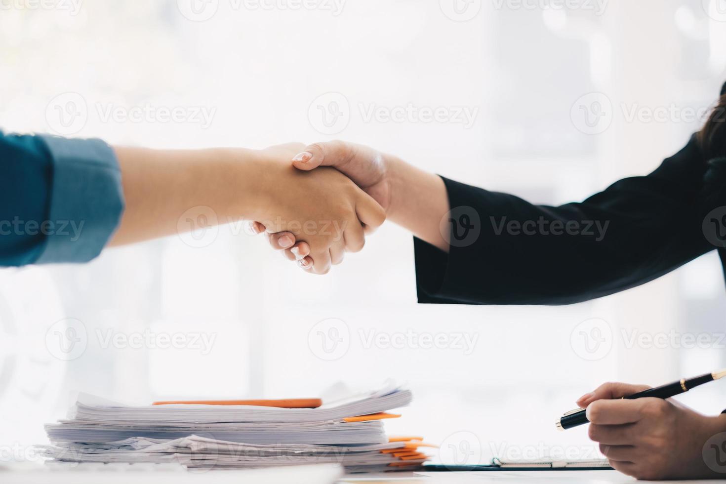 Business-Partnerschaft-Meeting-Konzept. Bild Geschäftsfrauen Händedruck. erfolgreiche geschäftsleute händeschütteln nach einem guten geschäft. Gruppenunterstützungskonzept. foto