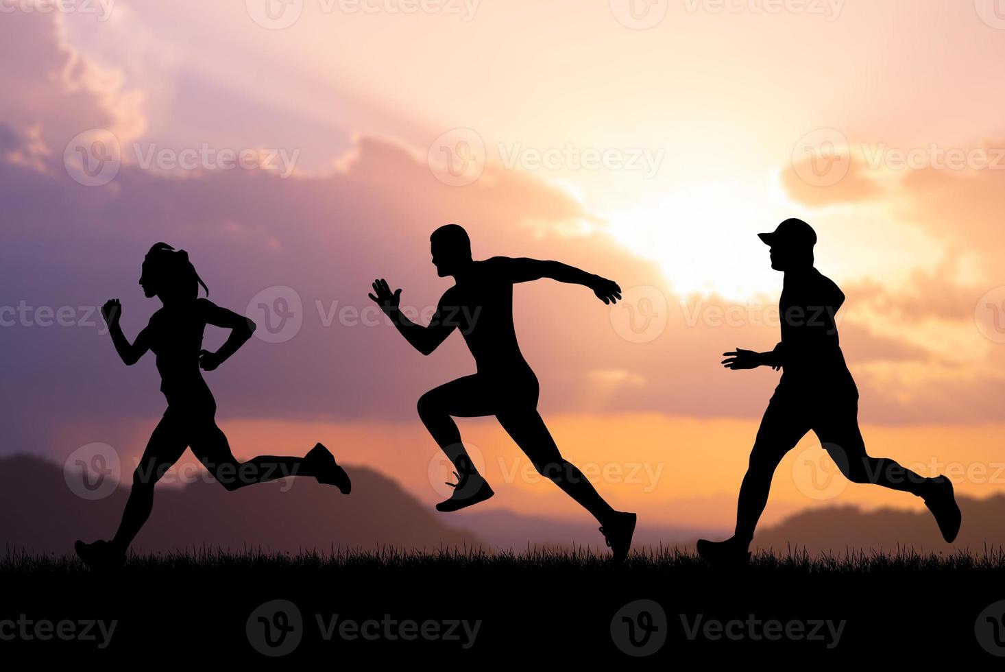 Menschen, die abends auf der Wiese joggen foto