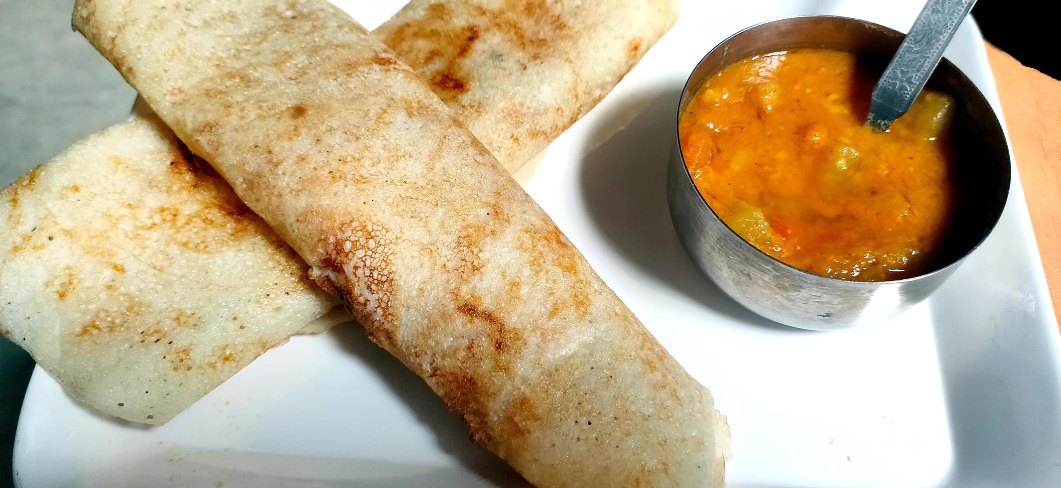 Paper Masala Dosa ist ein südindisches Gericht, das mit Sambhar und Chutney serviert wird. selektiver Fokus foto