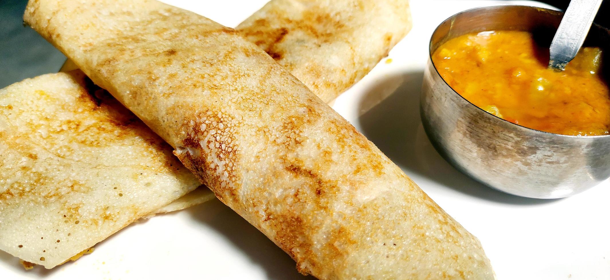 Paper Masala Dosa ist ein südindisches Gericht, das mit Sambhar und Chutney serviert wird. selektiver Fokus foto