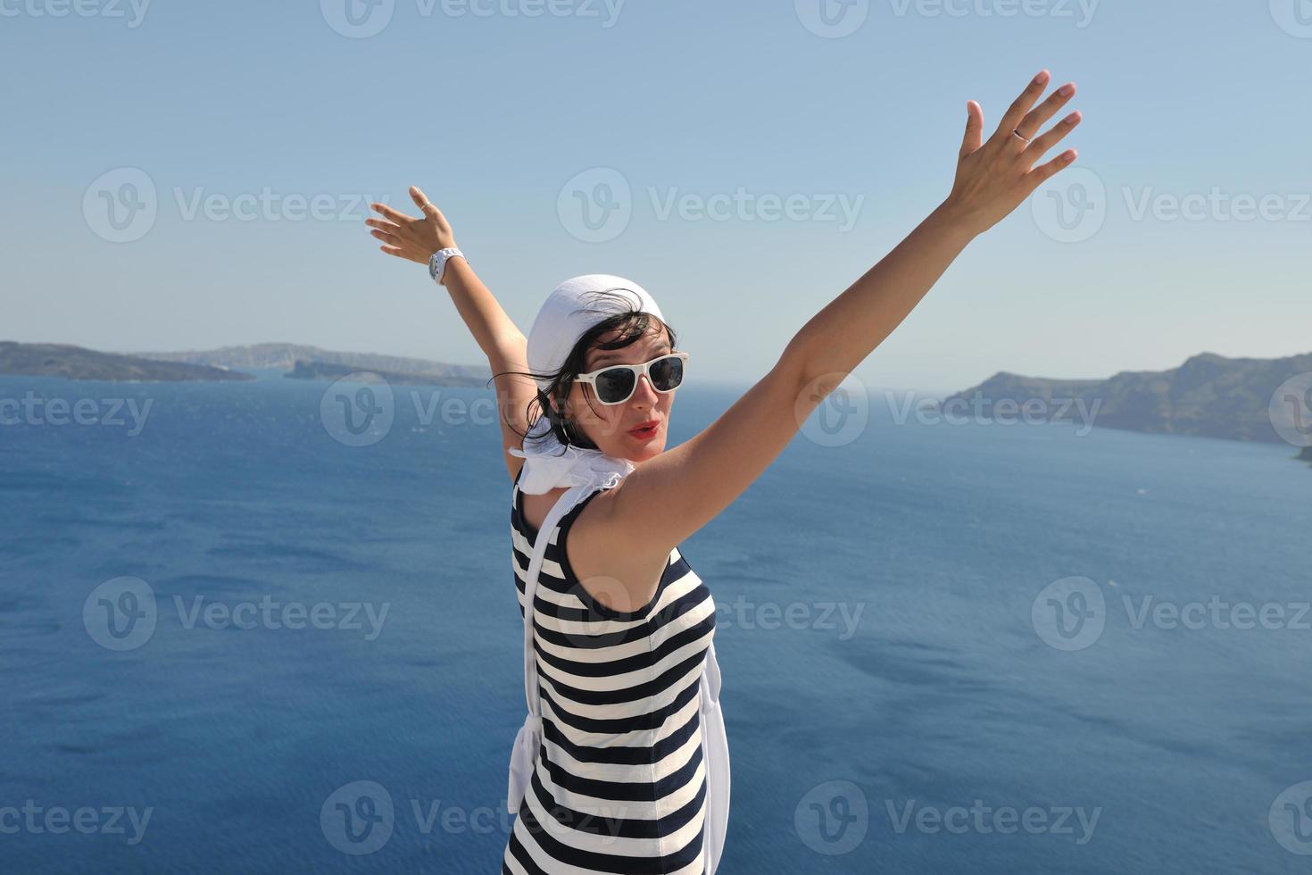 griechische Frau auf den Straßen von Oia, Santorini, Griechenland foto