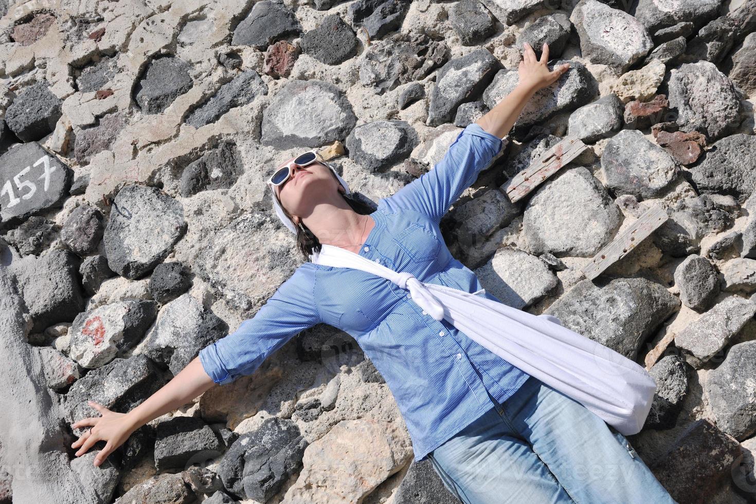 griechische Frau auf den Straßen von Oia, Santorini, Griechenland foto