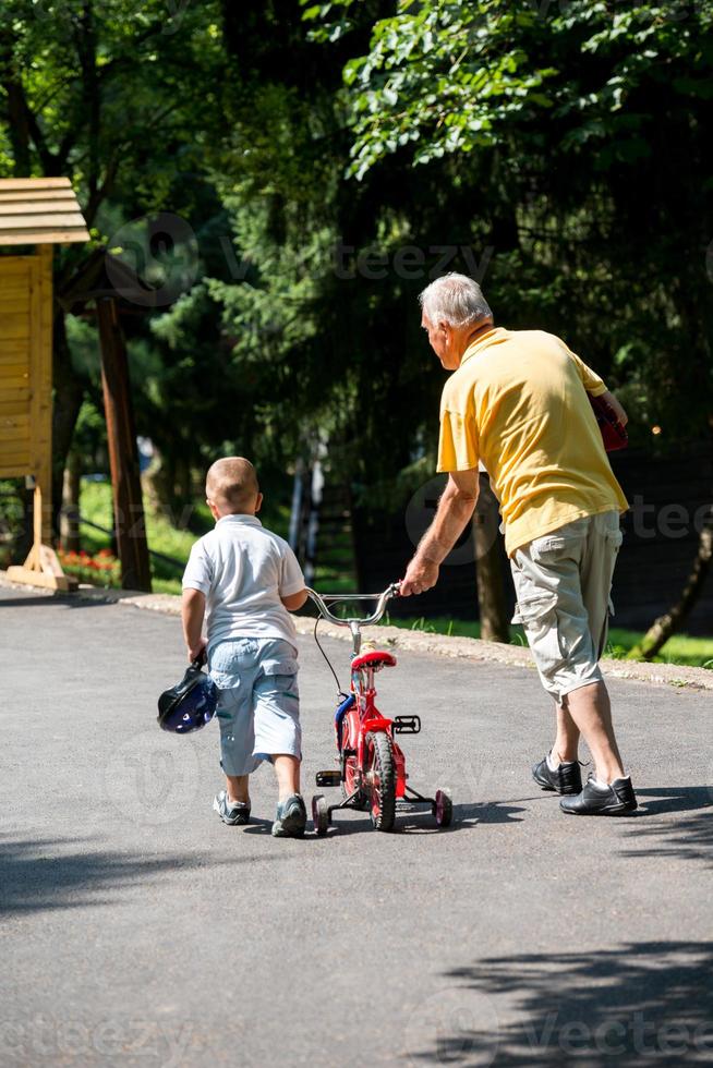 großvater und kind haben spaß im park foto