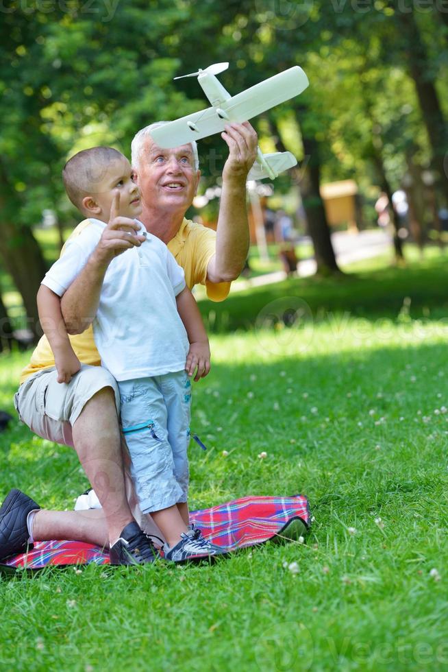 glücklicher großvater und kind im park foto