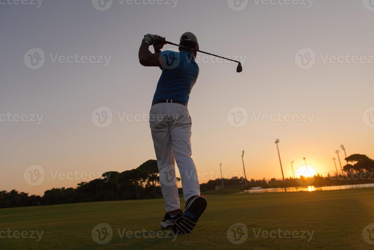 Golfspieler, der einen langen Schuss schlägt foto