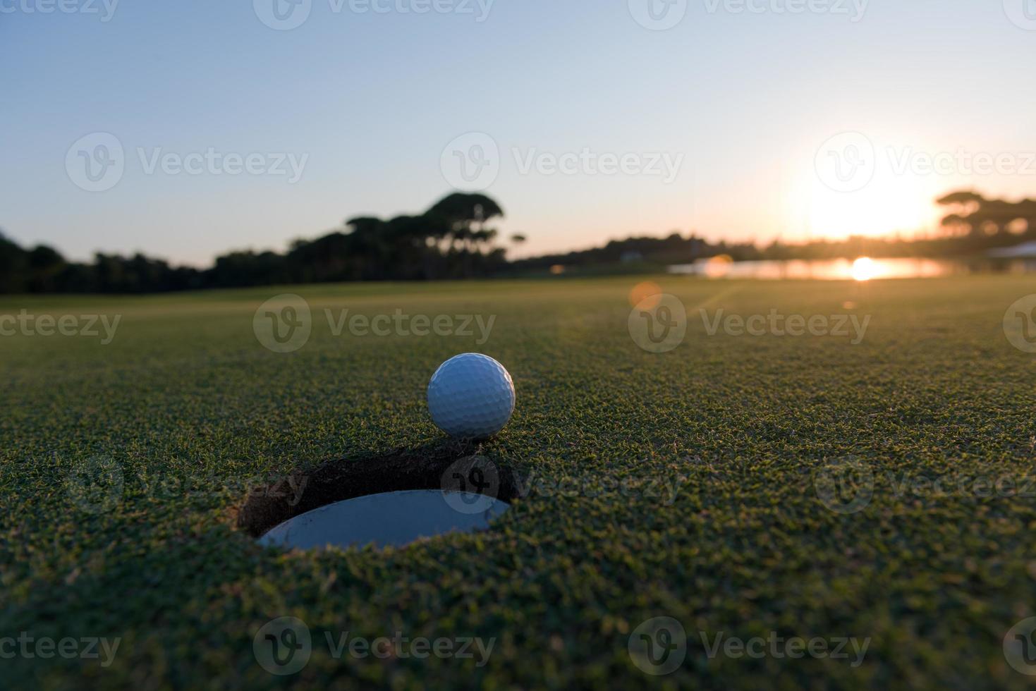 Golfball am Lochrand foto