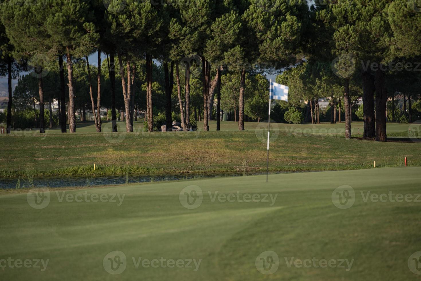 Golfplatz an einem sonnigen Tag foto