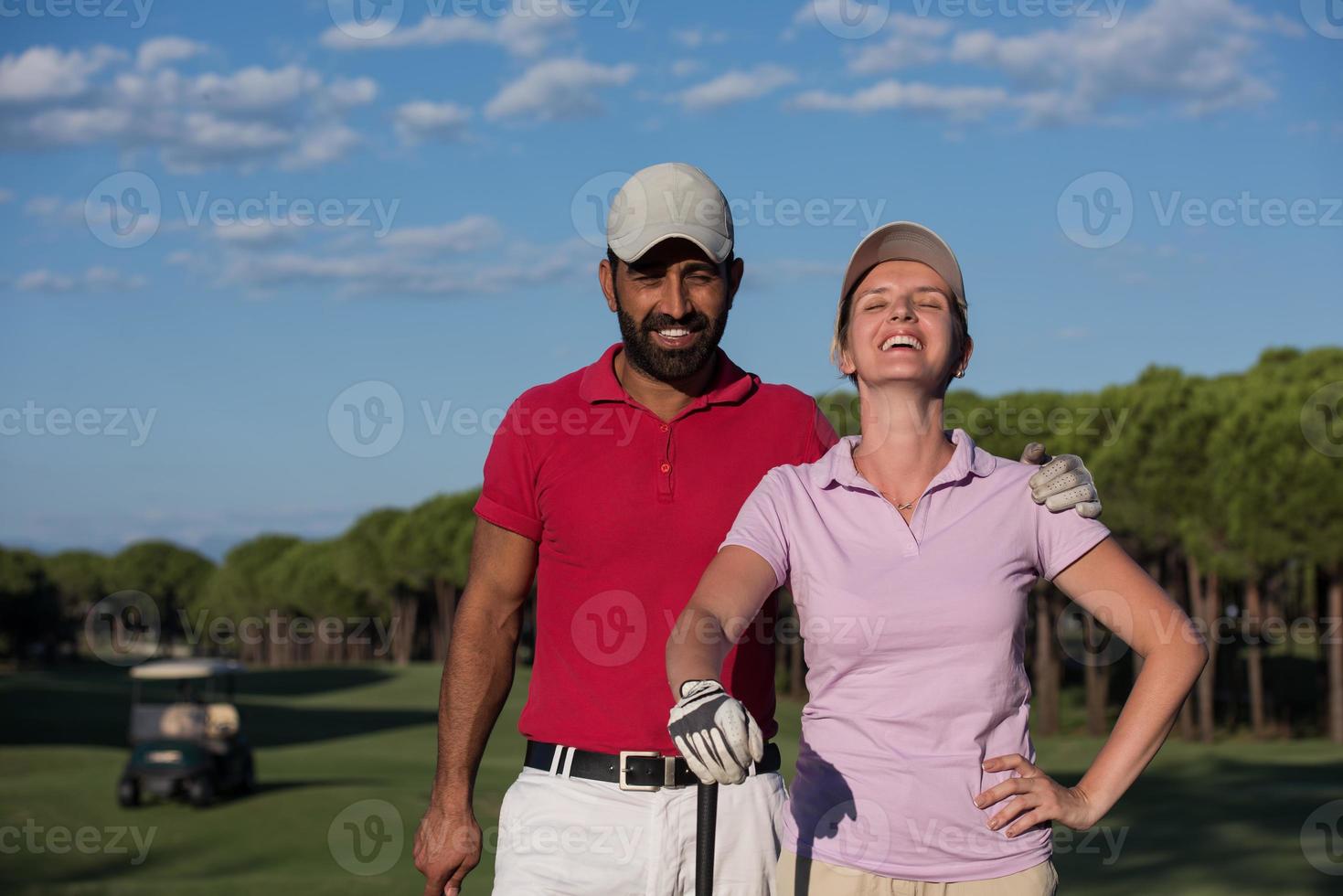 Porträt eines Paares auf dem Golfplatz foto