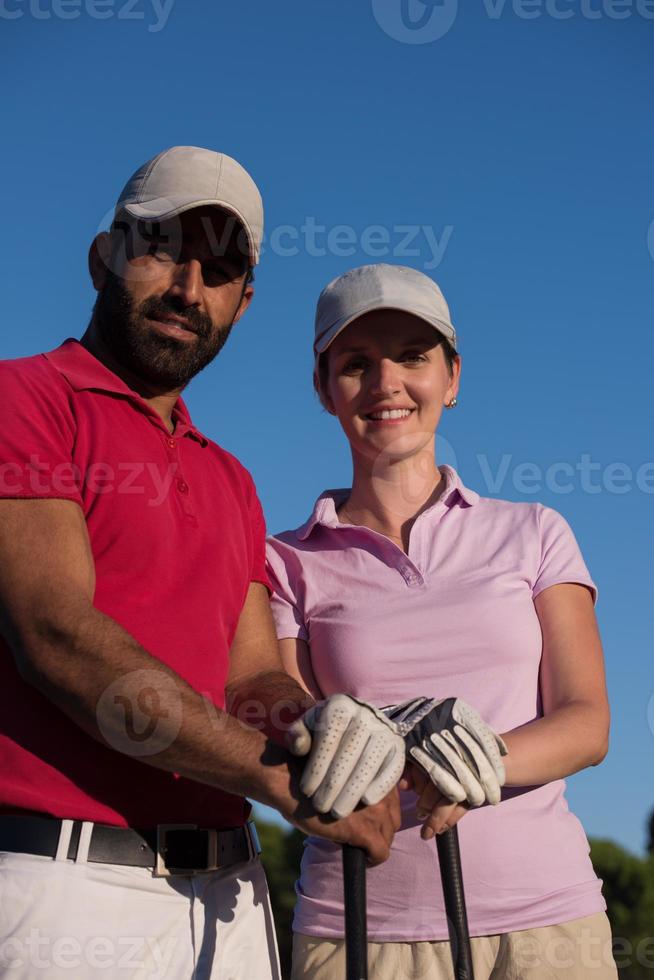 Porträt eines Paares auf dem Golfplatz foto