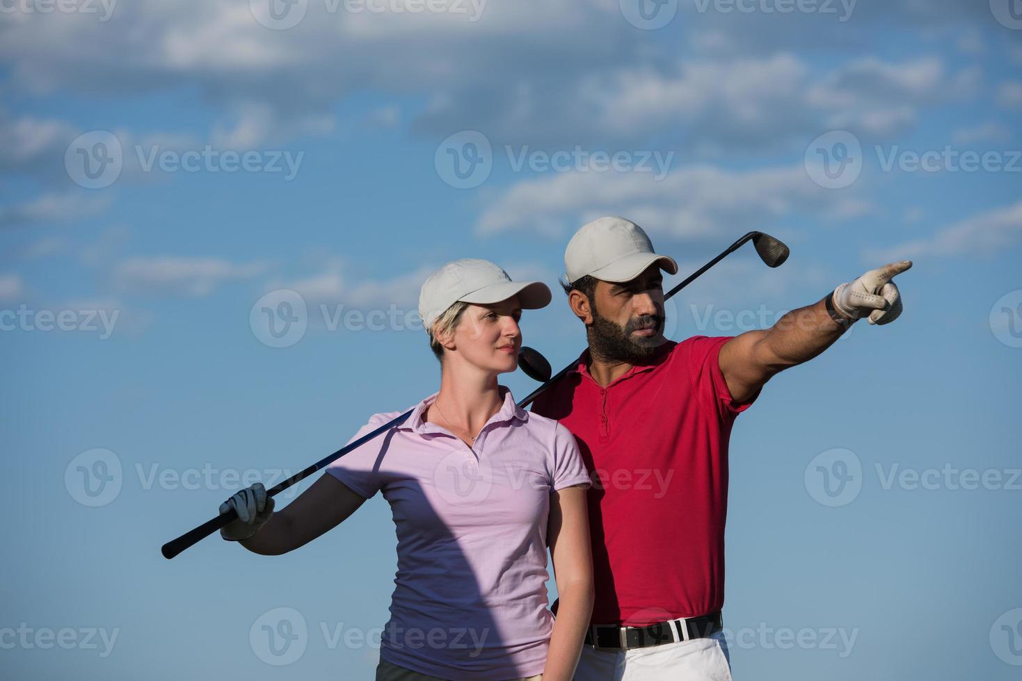 Porträt eines Paares auf dem Golfplatz foto