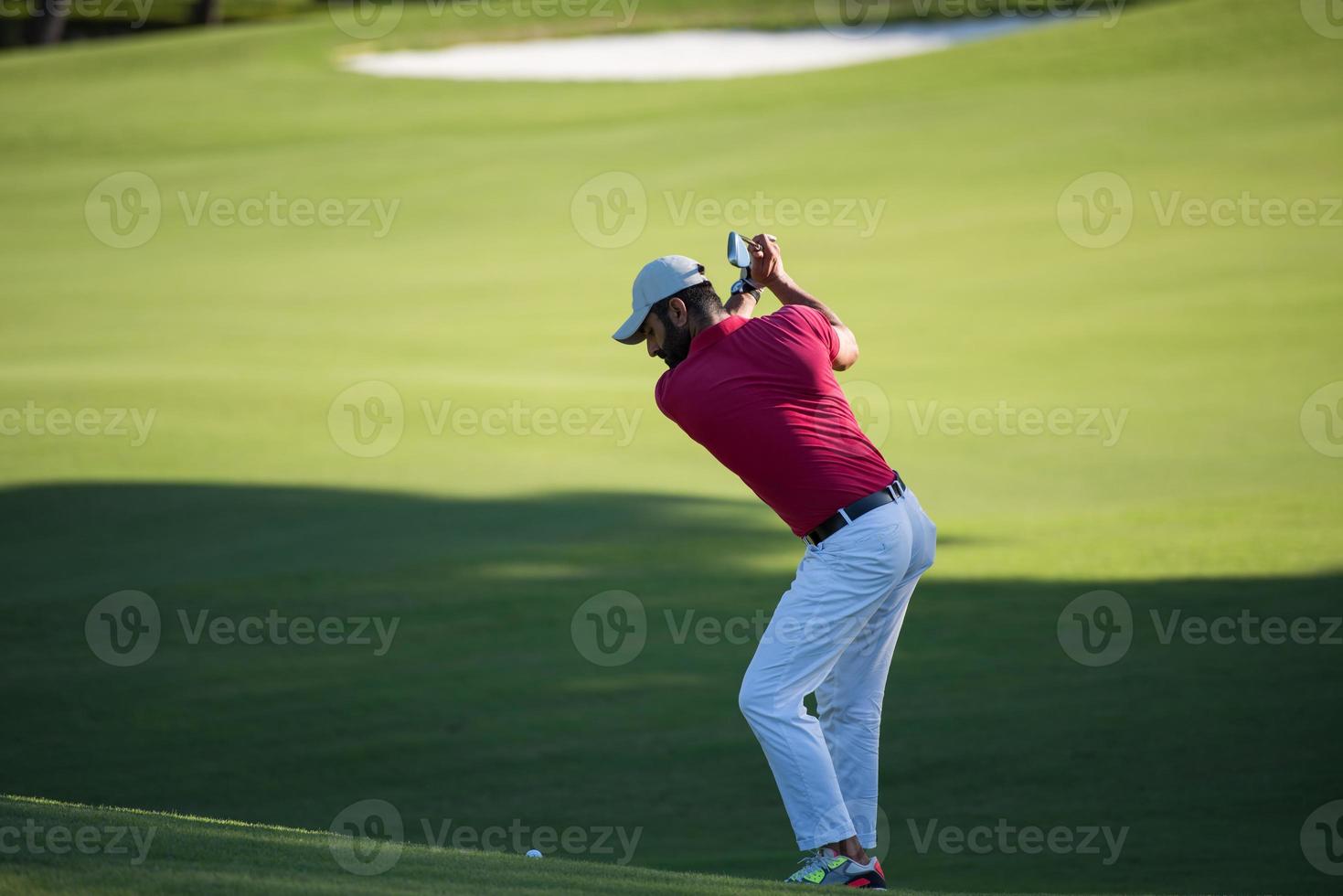 Golfspieler, der einen langen Schuss schlägt foto