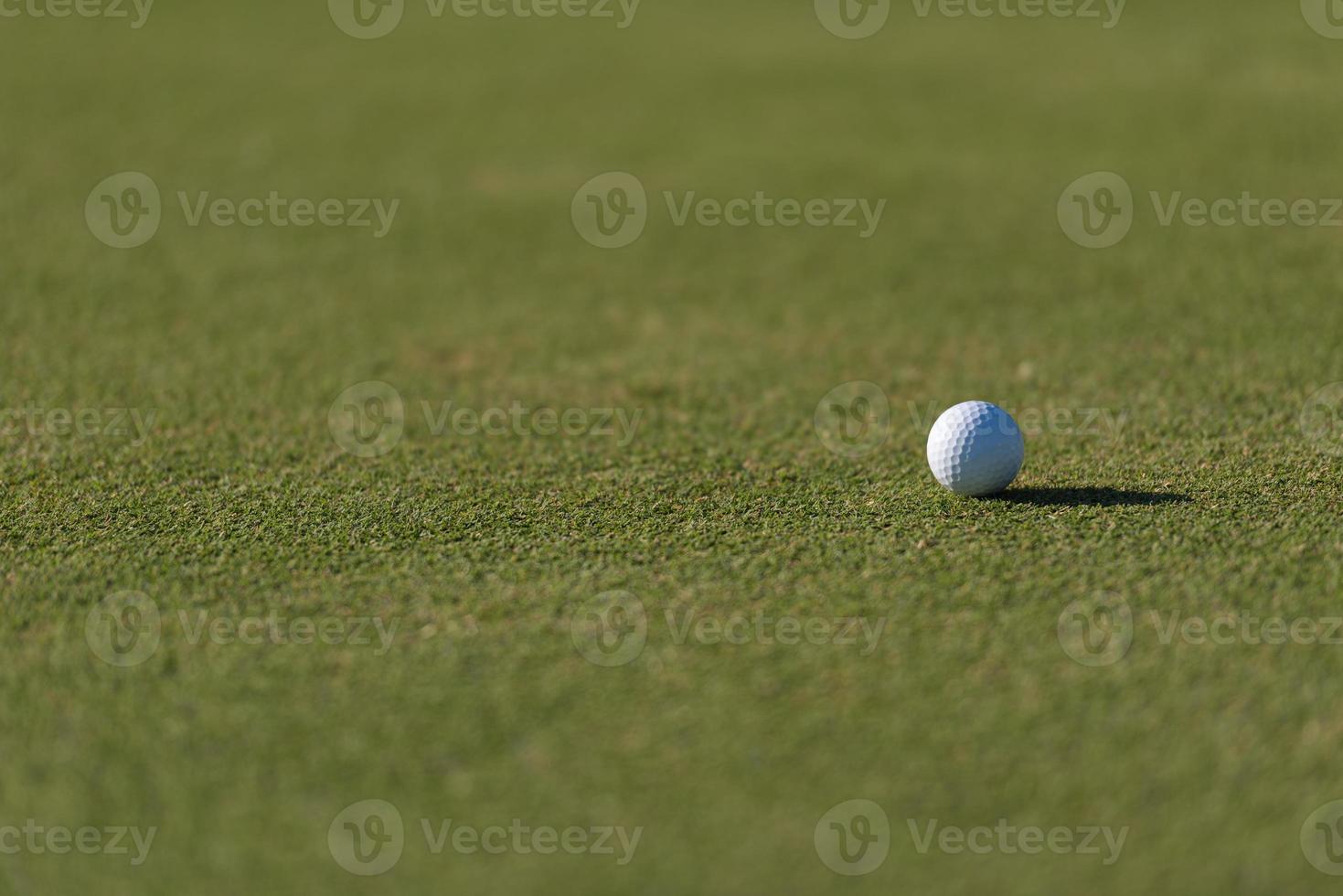 Golfball auf Gras foto