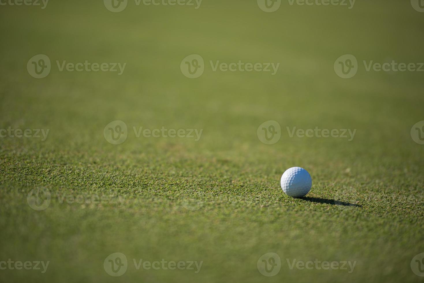 Golfball auf Gras foto