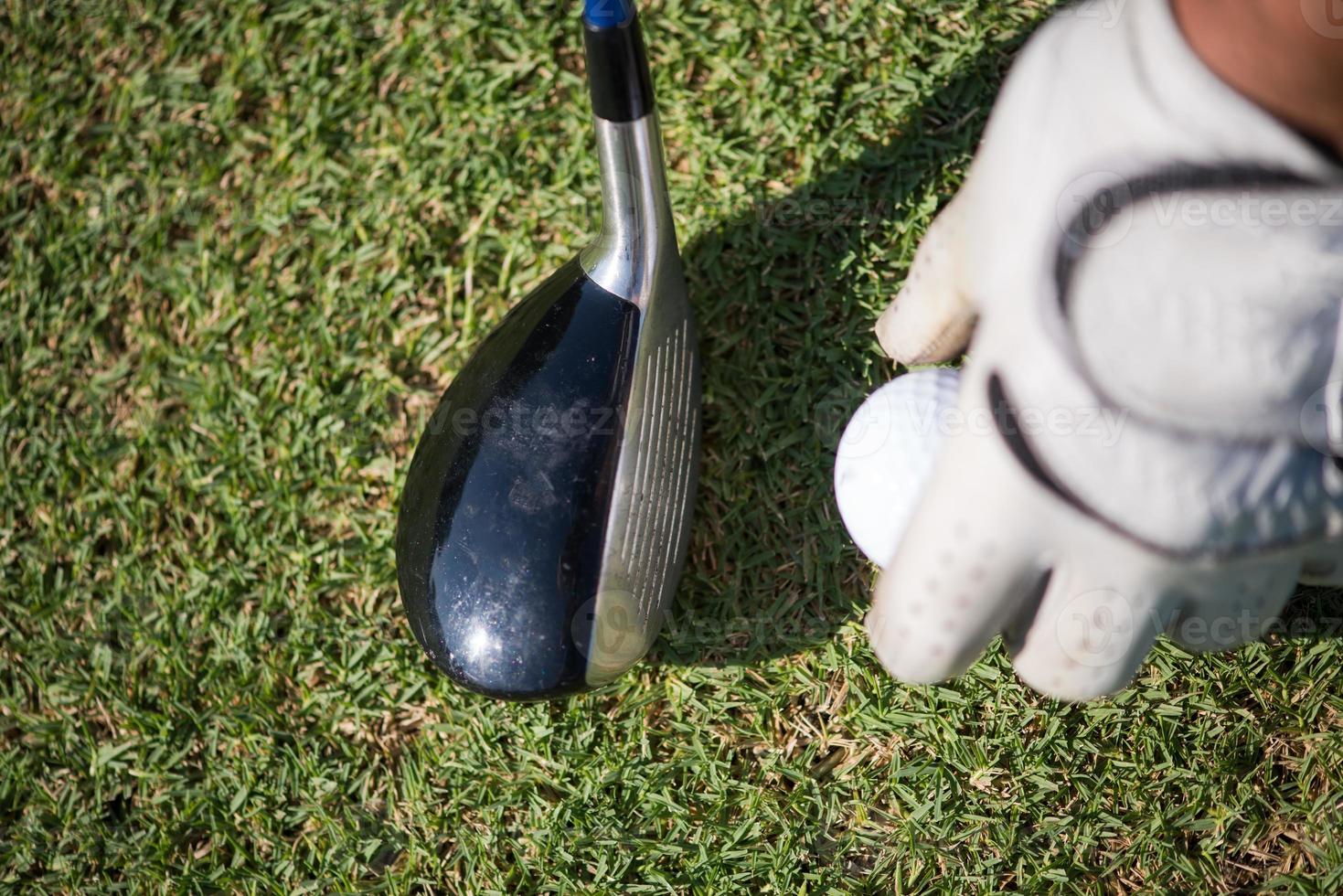 Golfschläger und Ball im Gras foto