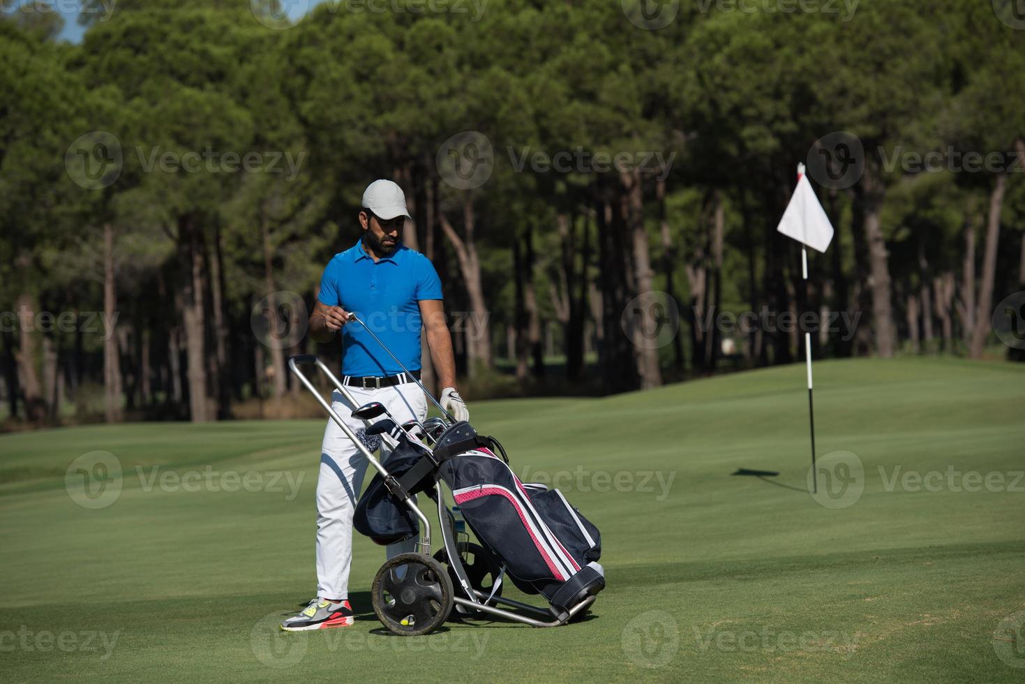 golfspieler, der mit radtasche geht foto