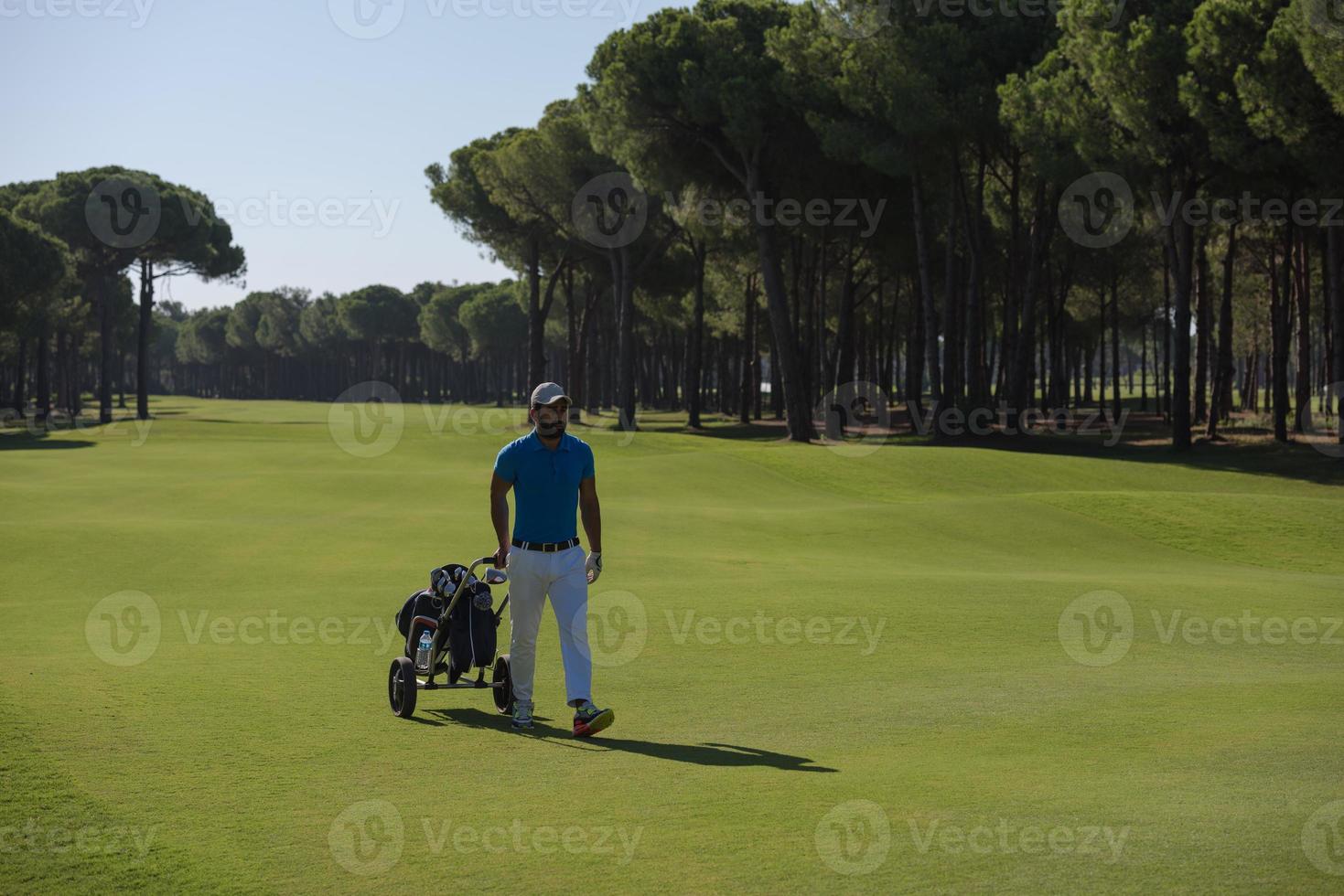 golfspieler, der mit radtasche geht foto