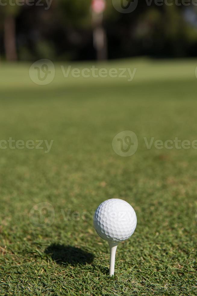 Golfball auf Abschlag foto