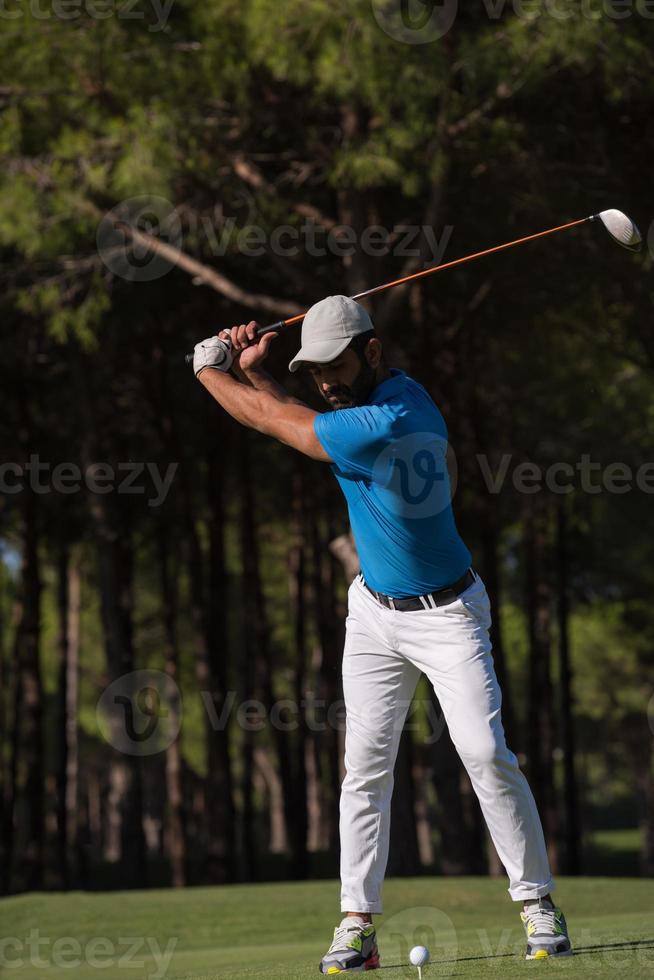 Golfspieler, der Schuss schlägt foto