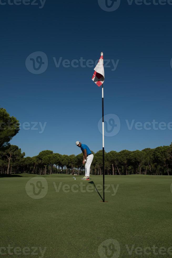 golfspieler, der an einem sonnigen tag einen schuss schlägt foto