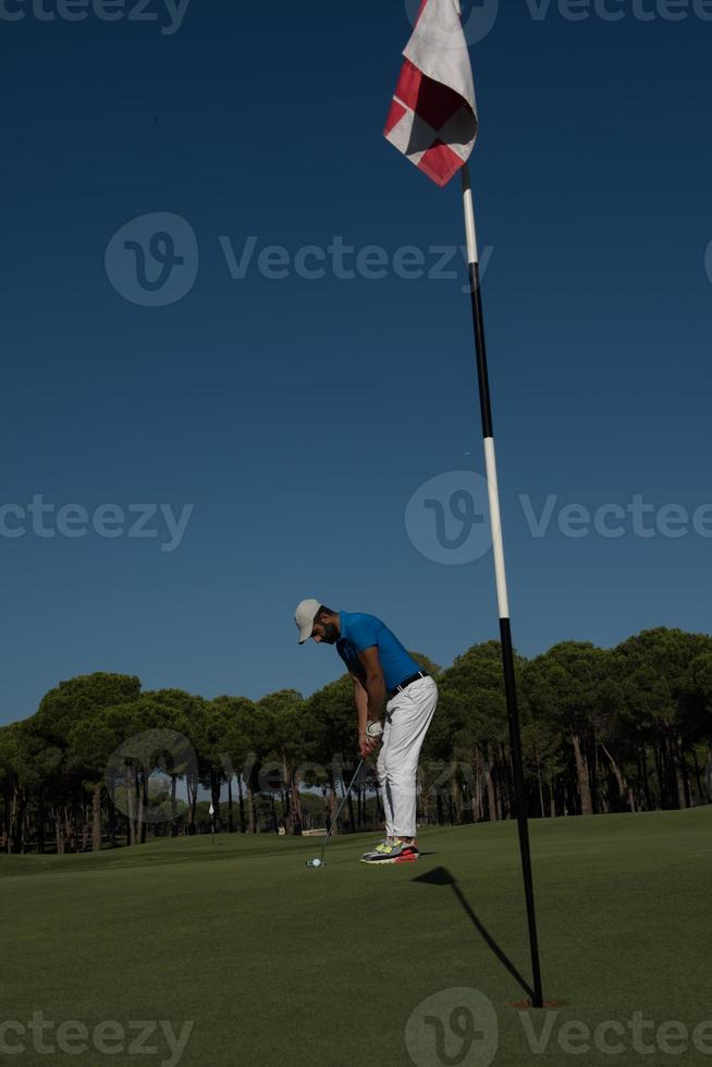 golfspieler, der an einem sonnigen tag einen schuss schlägt foto