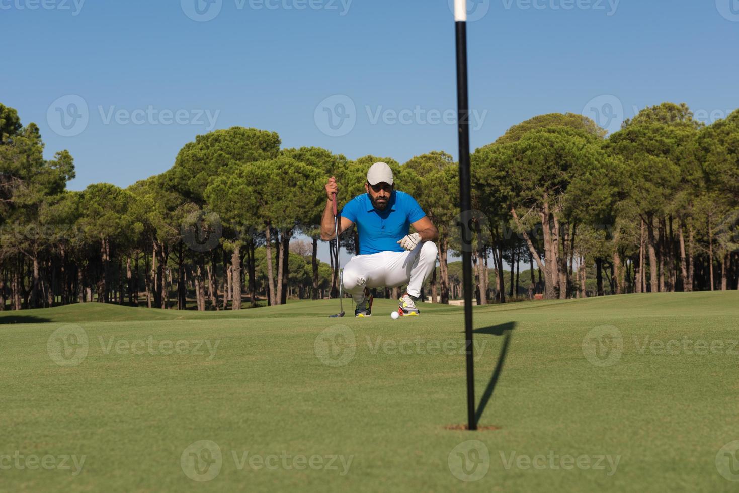 Golfspieler, der einen perfekten Schuss anstrebt foto