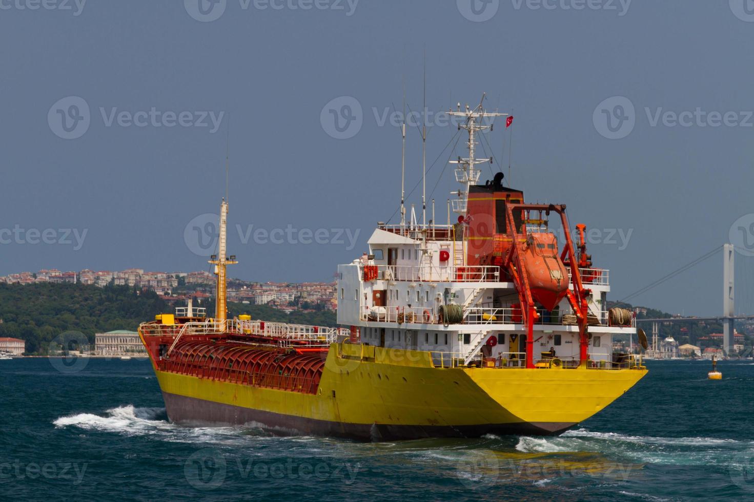 Frachtschiff im Meer foto