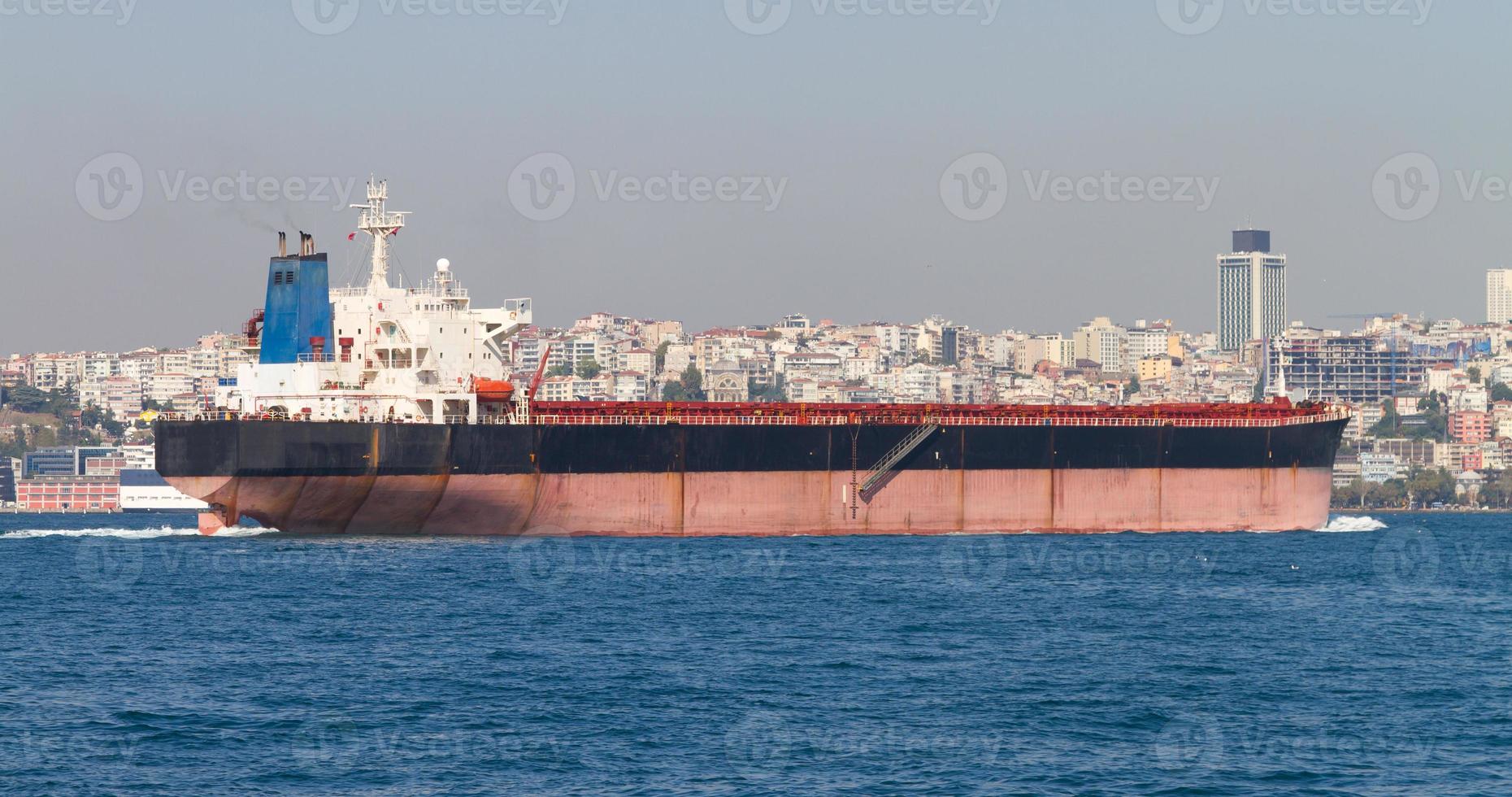 Tankschiff im Meer foto