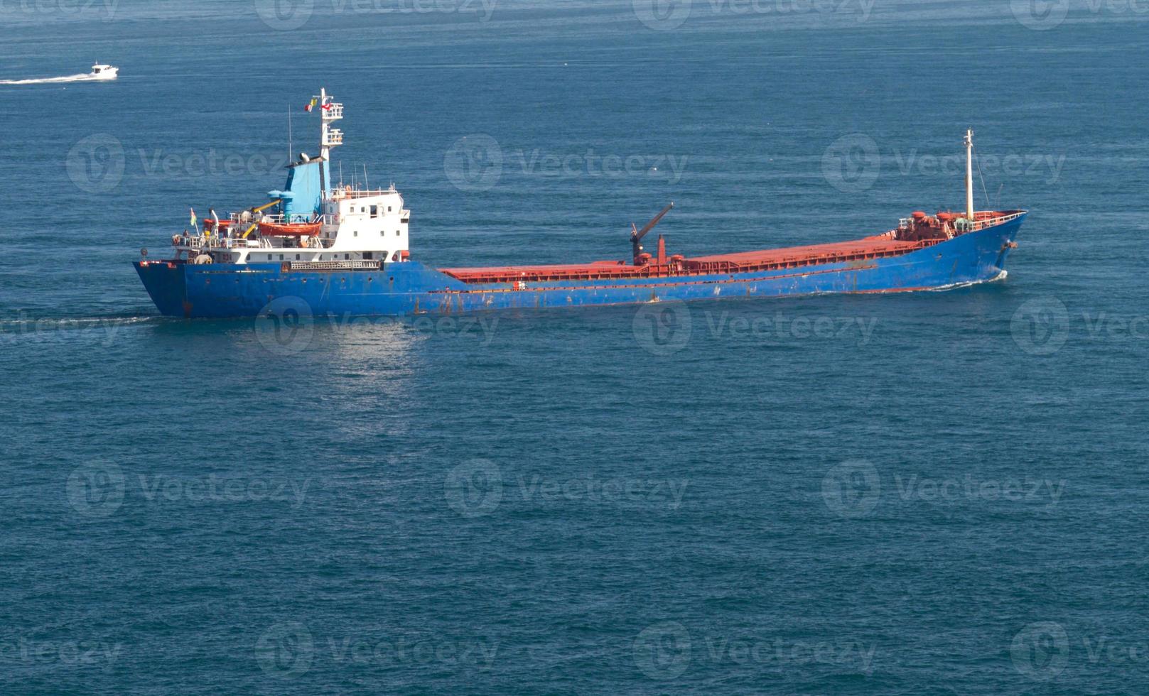 Frachtschiff im Meer foto