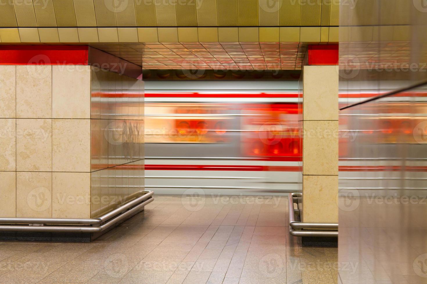 U-Bahn-Fahrzeugbewegung verschwommen foto