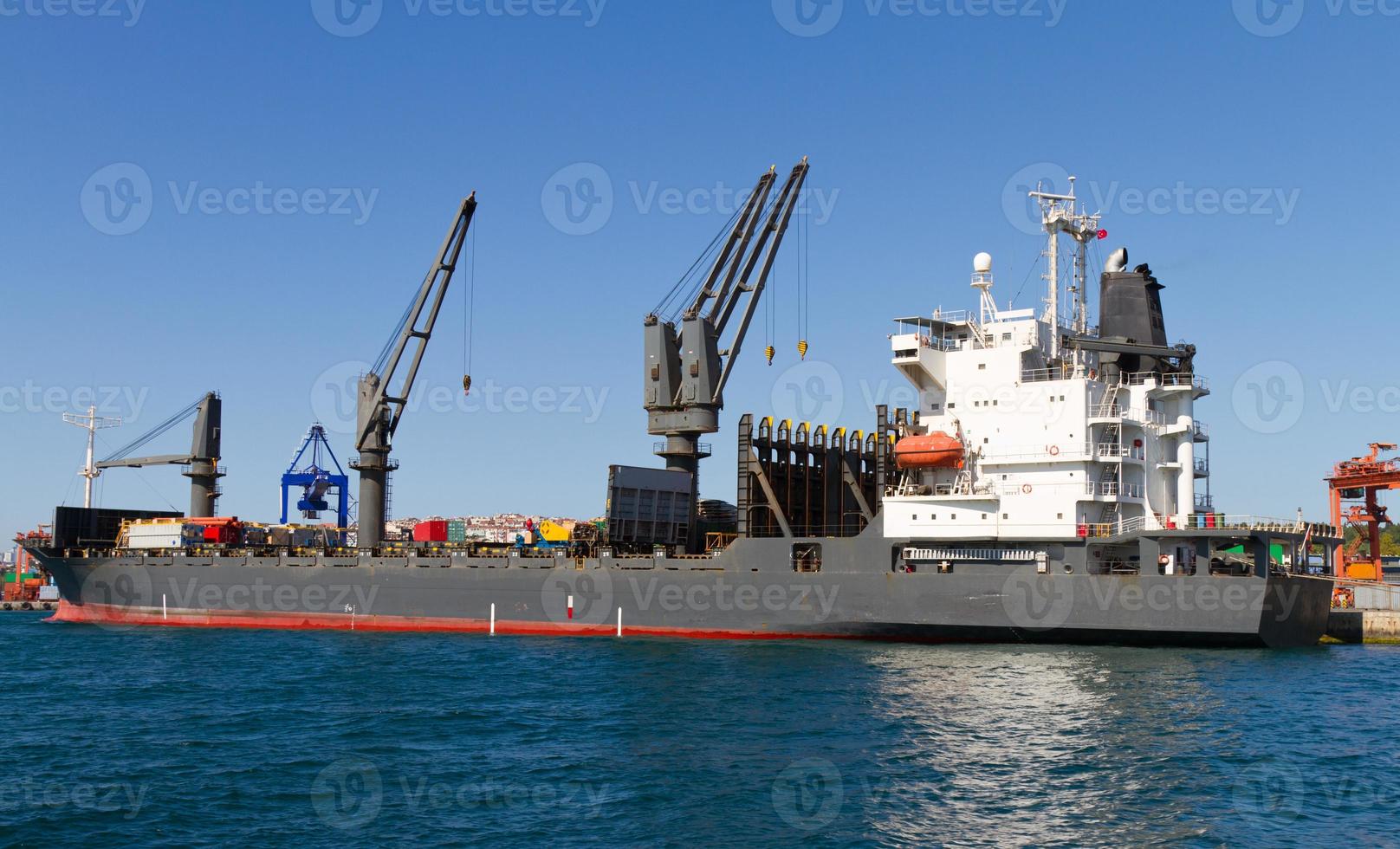 Frachtschiff im Hafen foto