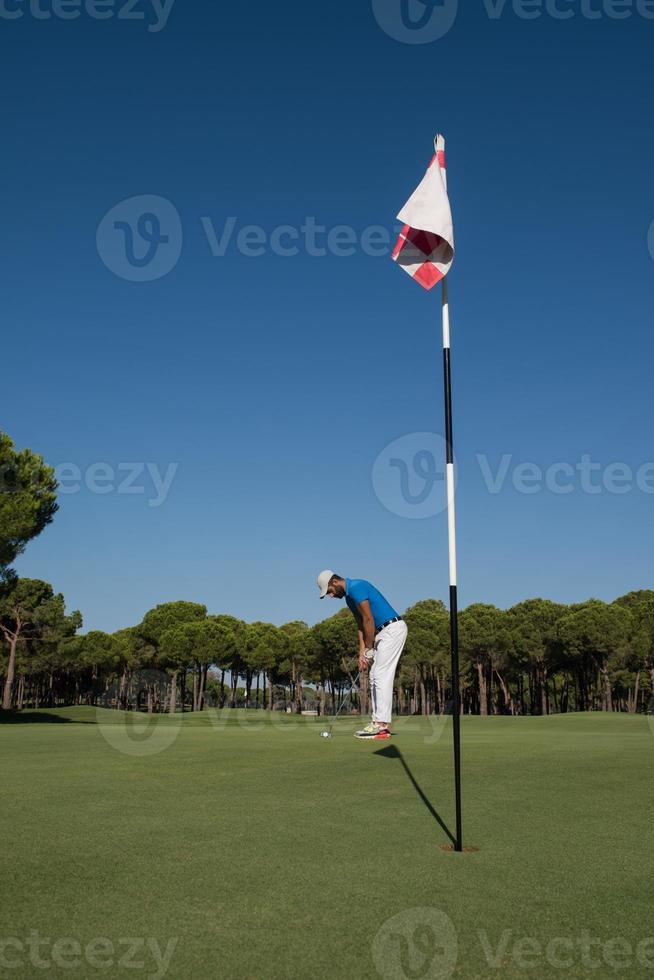 golfspieler, der an einem sonnigen tag einen schuss schlägt foto