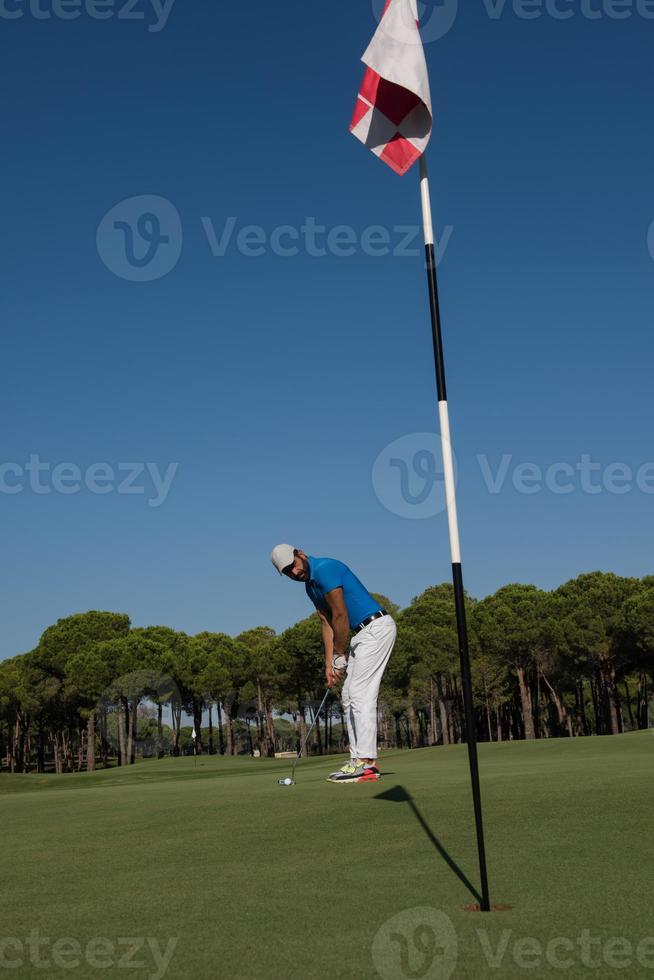 golfspieler, der an einem sonnigen tag einen schuss schlägt foto