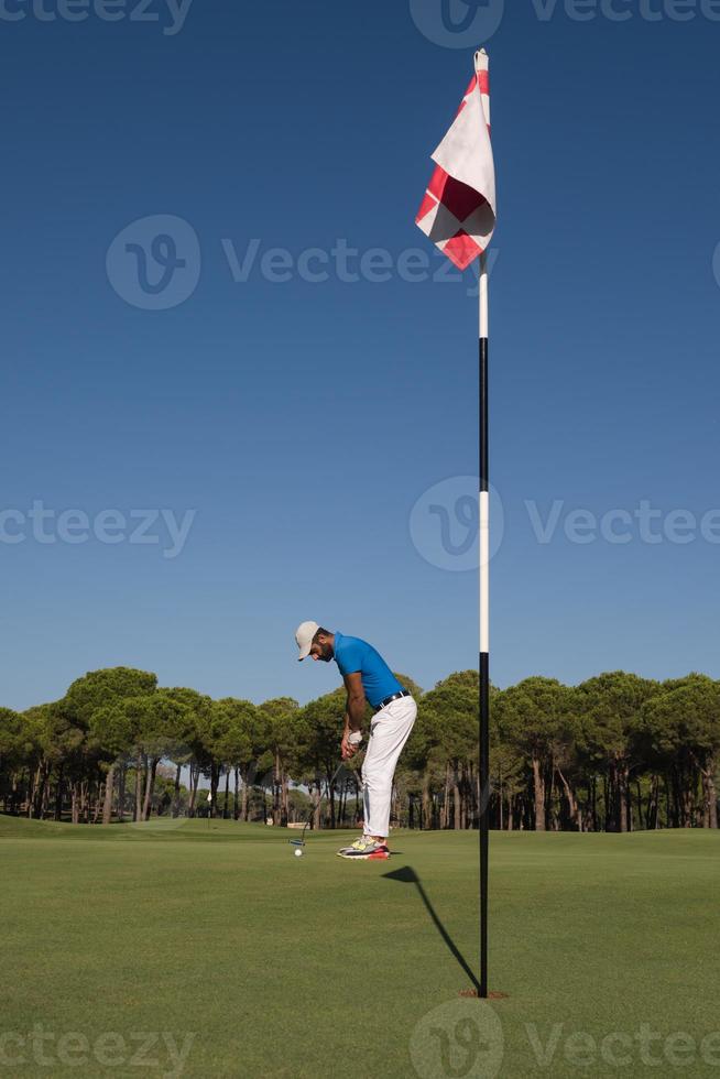 golfspieler, der an einem sonnigen tag einen schuss schlägt foto