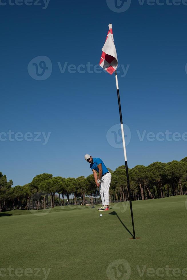 golfspieler, der an einem sonnigen tag einen schuss schlägt foto