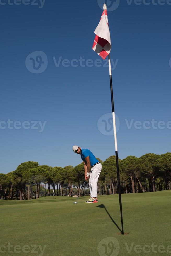 golfspieler, der an einem sonnigen tag einen schuss schlägt foto