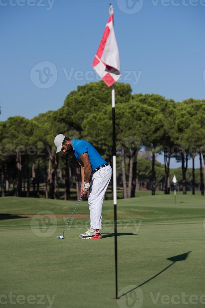 golfspieler, der an einem sonnigen tag einen schuss schlägt foto