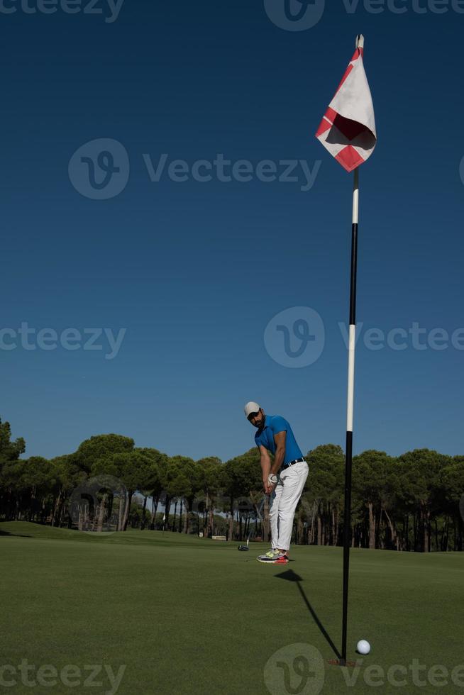 golfspieler, der an einem sonnigen tag einen schuss schlägt foto