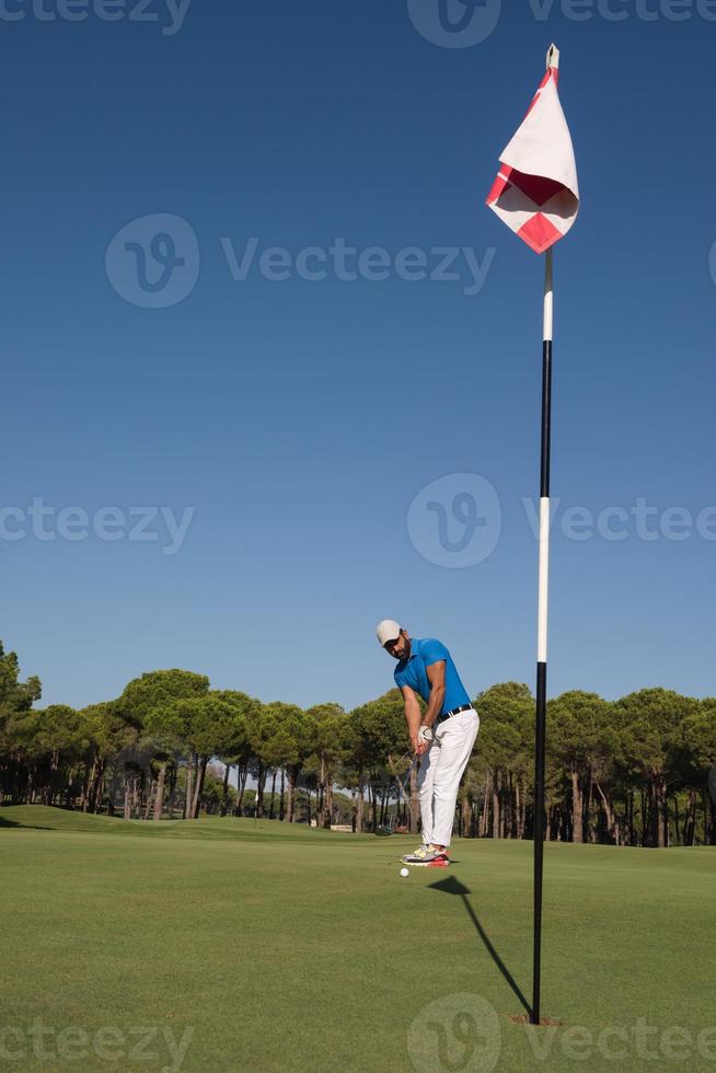 golfspieler, der an einem sonnigen tag einen schuss schlägt foto