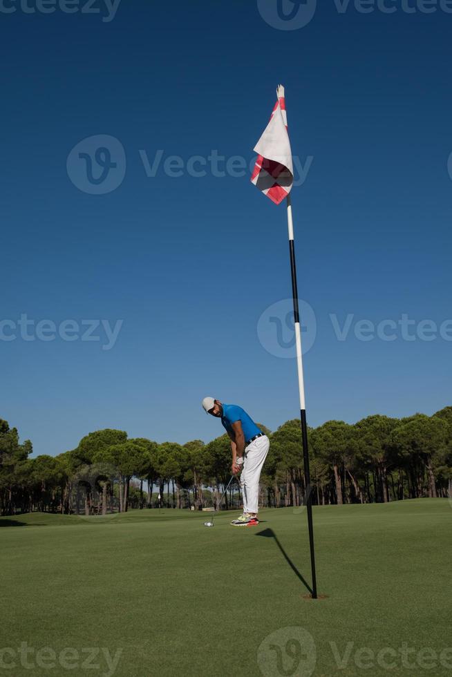 golfspieler, der an einem sonnigen tag einen schuss schlägt foto